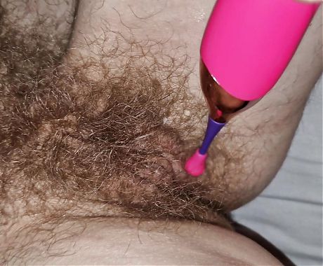 Wifes hairy wet cunt and pin point vibrator. Juice starts leaking from her cunt